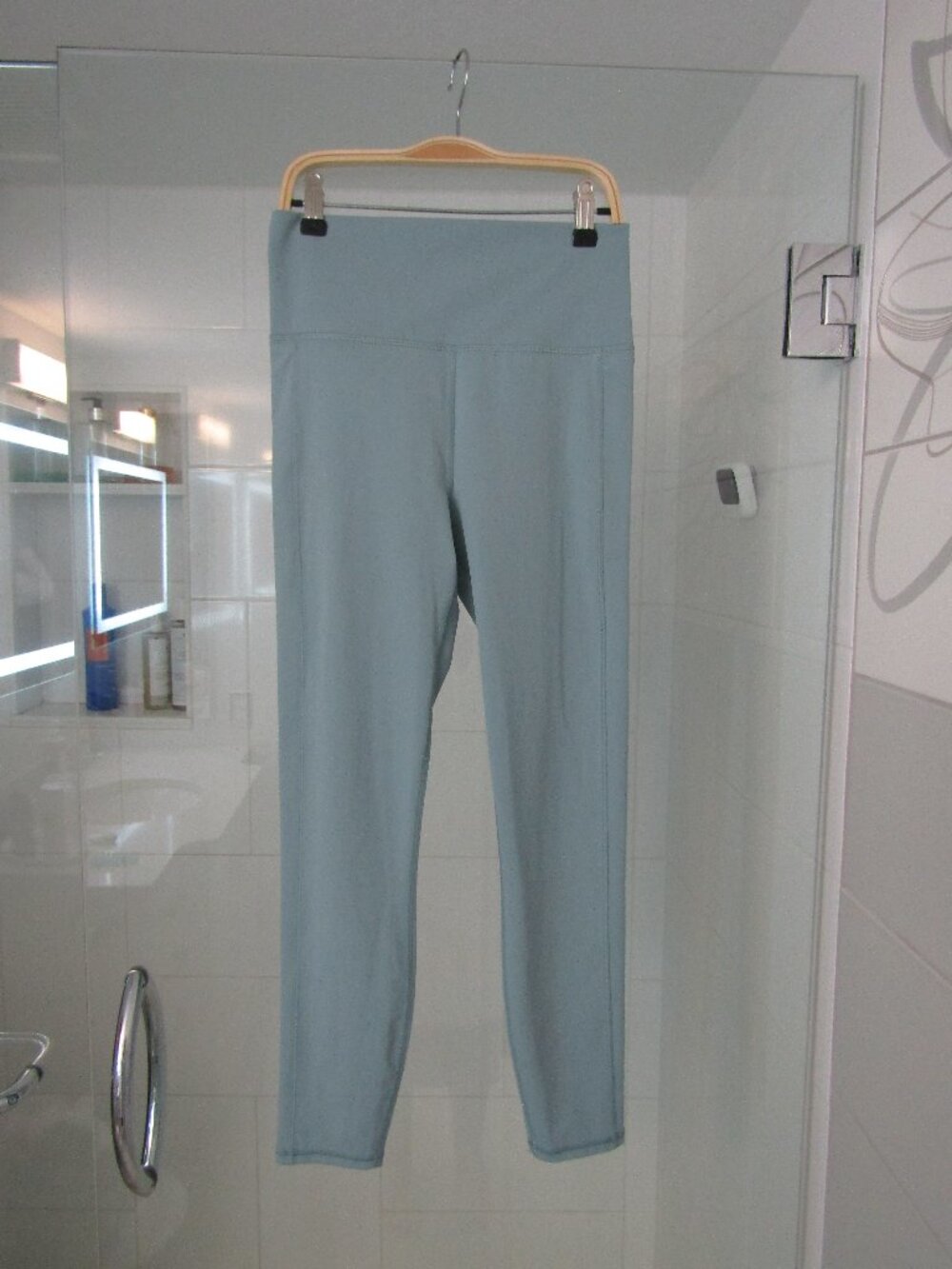 VUORI Beautiful Blue Toned Stretchy Capris Pants--Medium--Like New!